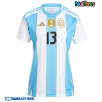 Camisa de Futebol Argentina Cristian Romero #13 Equipamento Principal Mulheres Copa America 2024 Manga Curta